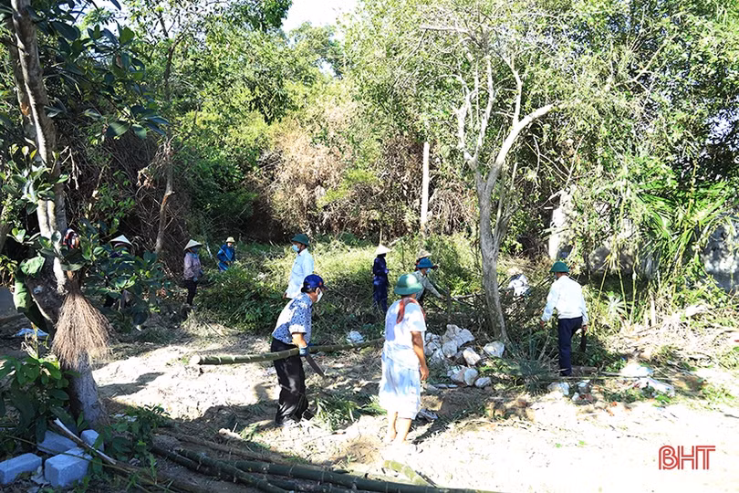 Người dân Hà Tĩnh phấn khởi làm nông thôn mới trong kỳ nghỉ lễ