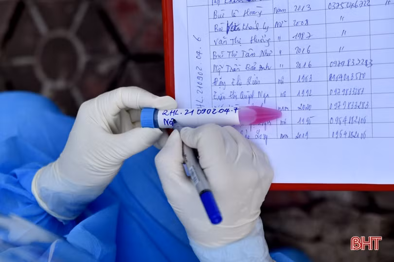 Cán bộ y tế TX Hồng Lĩnh nỗ lực lấy 4.000 mẫu xét nghiệm tầm soát diện rộng