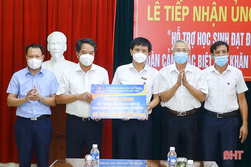 Các cơ quan, doanh nghiệp Hà Tĩnh ủng hộ Quỹ “Hỗ trợ học sinh đạt điểm cao, hoàn cảnh đặc biệt khó khăn vào đại học”