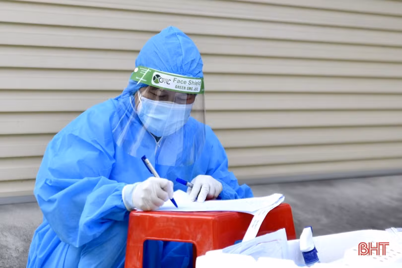 Cán bộ y tế TX Hồng Lĩnh nỗ lực lấy 4.000 mẫu xét nghiệm tầm soát diện rộng