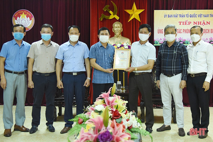 Các doanh nghiệp tại Lào trao tặng Hà Tĩnh 10.000 bộ kit test nhanh kháng nguyên