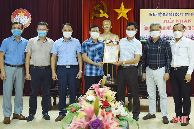 Các doanh nghiệp tại Lào trao tặng Hà Tĩnh 10.000 bộ kit test nhanh kháng nguyên