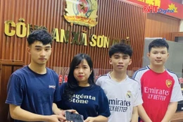 3 nam sinh trả lại điện thoại đắt tiền nhặt được khi đi tập thể dục