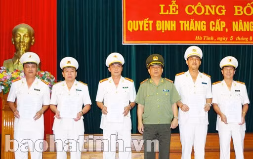 Trao quyết định thăng hàm đại tá cho các cán bộ