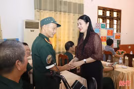 Phó Chủ tịch HĐND tỉnh tặng quà tại Trung tâm Điều dưỡng thương binh Nghệ An