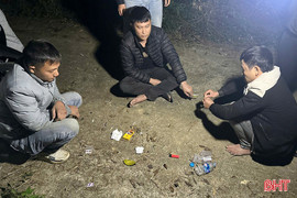 Bắt 3 đối tượng "phê" ma túy trong nghĩa trang