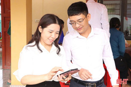 Cán bộ xã về thôn tuyên truyền, tư vấn pháp luật cho Nhân dân