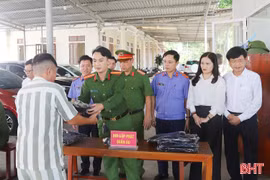 97 phạm nhân tại Hà Tĩnh được trao quyết định đặc xá 