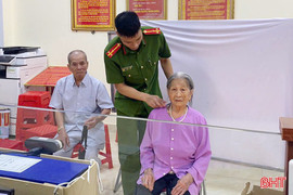 Phát huy tinh thần gương mẫu trong cấp đổi thẻ đảng viên