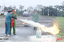 Trang bị kỹ năng PCCC cho cán bộ, nhân viên Bệnh viện Đa khoa TTH Hà Tĩnh