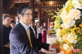 Đại sứ đặc mệnh toàn quyền Nhật Bản tại Việt Nam dâng hương tại Khu di tích Nguyễn Du