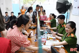 "Xuyên" lễ cấp định danh điện tử cho công dân "nhí" 