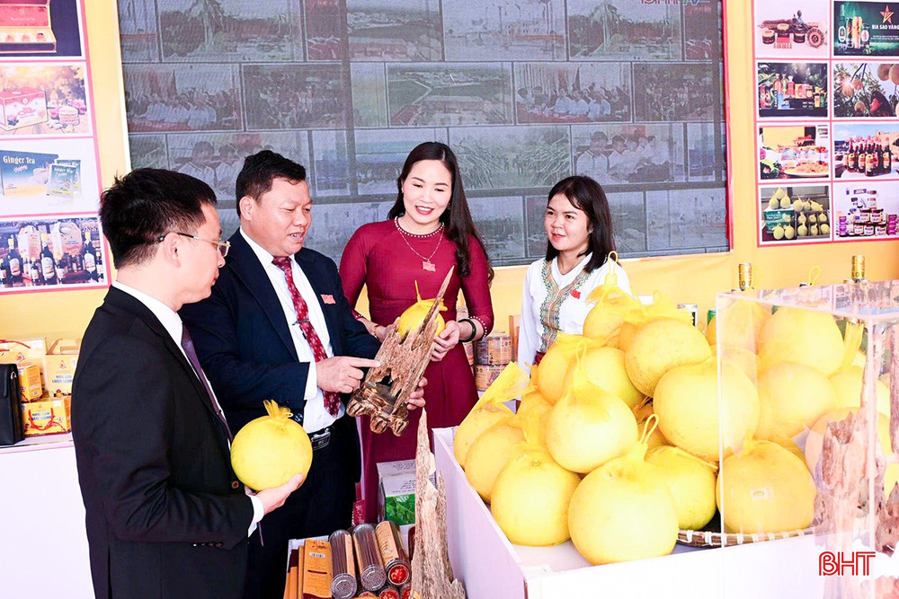Đoàn đại biểu xã Phúc Trạch tại gian hàng các sản phẩm đặc trưng của địa phương trưng bày nhân dịp Đại hội đại biểu Đảng bộ tỉnh lần thứ XX. bqbht_br_44.jpg