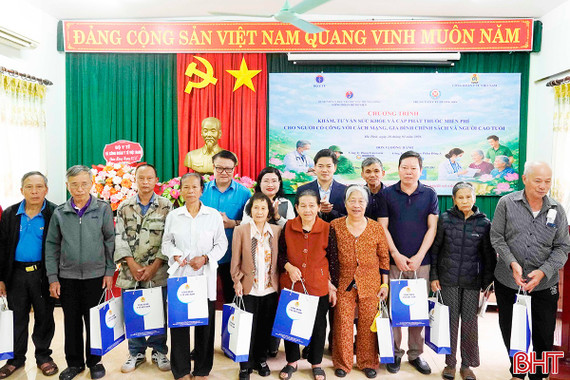 Đoàn công tác Trung ương khám, cấp phát thuốc miễn phí cho gia đình chính sách