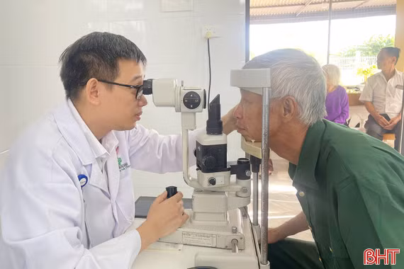 Khám sức khỏe, cấp thuốc miễn phí cho người dân Sơn Tây