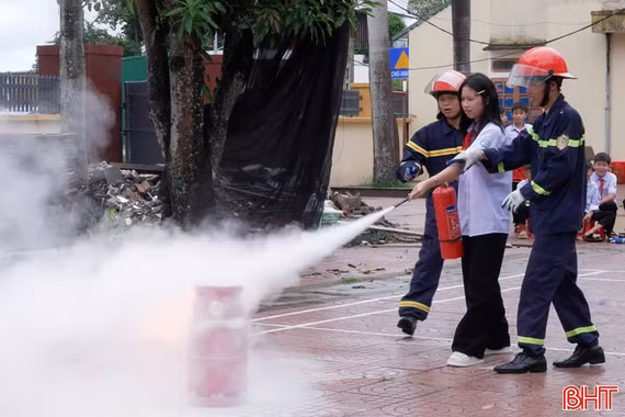 Trang bị kỹ năng chữa cháy, phòng chống đuối nước cho học sinh xã Cổ Đạm