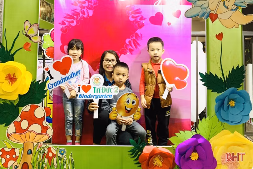 Bé mầm non Trí Đức làm thiệp, cắm hoa tặng bà, tặng mẹ và cô giáo