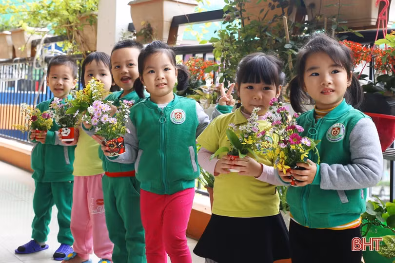 Bé mầm non Trí Đức làm thiệp, cắm hoa tặng bà, tặng mẹ và cô giáo