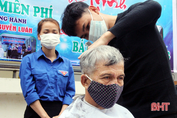 Cắt tóc, phát cháo miễn phí cho bệnh nhân nghèo Hương Sơn