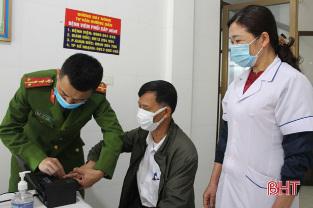 Công an Vũ Quang đến tận nơi làm việc làm thủ tục cấp thẻ căn cước công dân