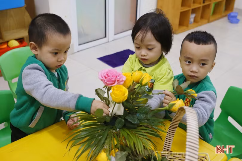 Bé mầm non Trí Đức làm thiệp, cắm hoa tặng bà, tặng mẹ và cô giáo