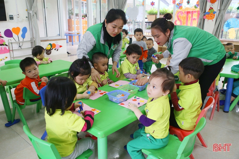 Bé mầm non Trí Đức làm thiệp, cắm hoa tặng bà, tặng mẹ và cô giáo