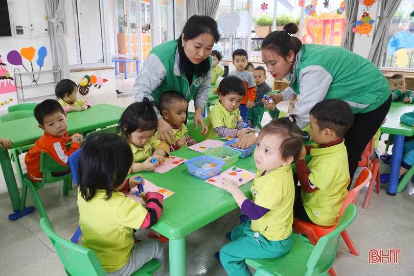 Bé mầm non Trí Đức làm thiệp, cắm hoa tặng bà, tặng mẹ và cô giáo