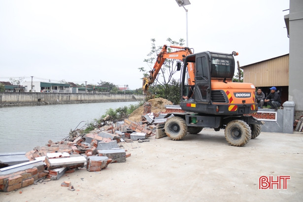 Tháo dỡ công trình vi phạm lấn chiếm hành lang bờ kè Sông Trí