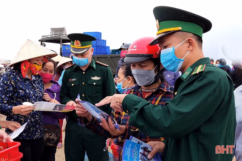 Người lính quân hàm xanh Hà Tĩnh giúp ngư dân vững vàng nơi đầu sóng