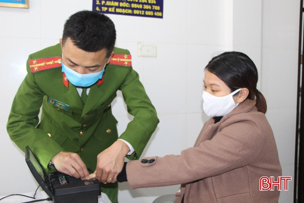 Công an Vũ Quang đến tận nơi làm việc làm thủ tục cấp thẻ căn cước công dân