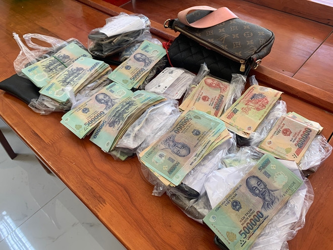 Hơn chục “quý bà” bị bắt tại sòng bạc lúc nửa đêm