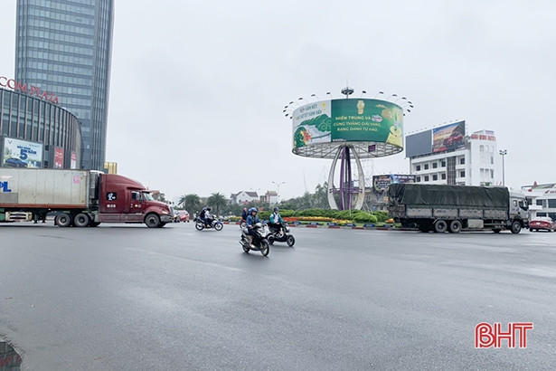 Xe tải lật nghiêng trên đường tránh TP Hà Tĩnh
