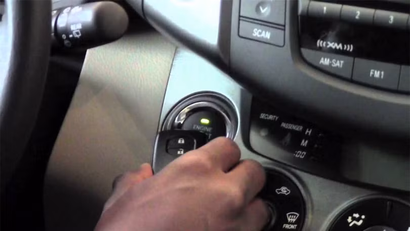 Cách xử lý này khi chìa khóa thông minh ô tô hết pin