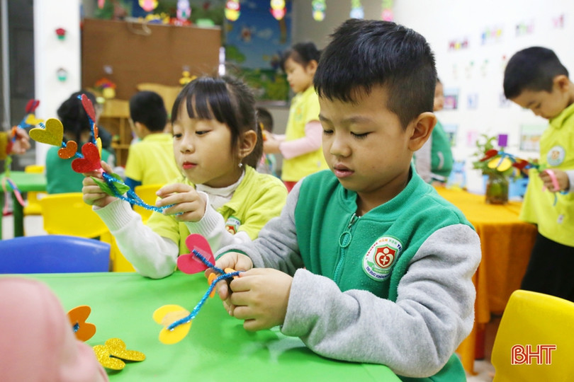 Bé mầm non Trí Đức làm thiệp, cắm hoa tặng bà, tặng mẹ và cô giáo