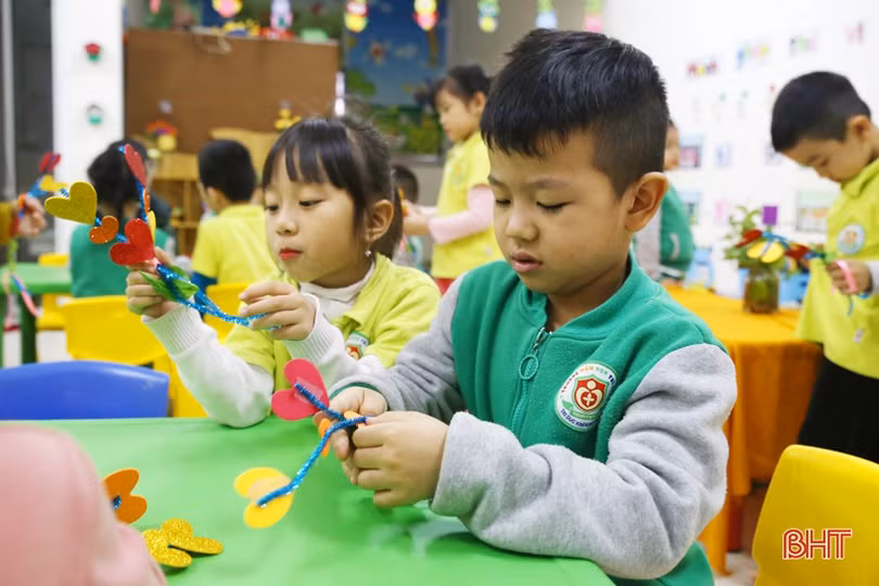 Bé mầm non Trí Đức làm thiệp, cắm hoa tặng bà, tặng mẹ và cô giáo