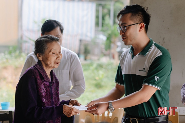 Tuổi trẻ Vietcombank Hà Tĩnh bàn giao, trao hỗ trợ xây dựng 2 nhà tình nghĩa