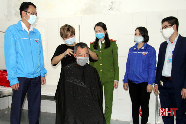 Cắt tóc, phát cháo miễn phí cho bệnh nhân nghèo Hương Sơn