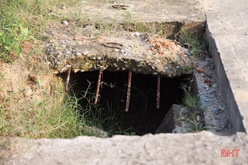 Vì sao nắp cống thoát nước hư hỏng trên tuyến ven biển Hà Tĩnh chưa được sửa chữa?