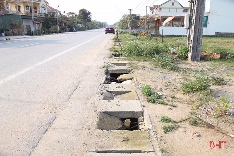 Vì sao nắp cống thoát nước hư hỏng trên tuyến ven biển Hà Tĩnh chưa được sửa chữa?