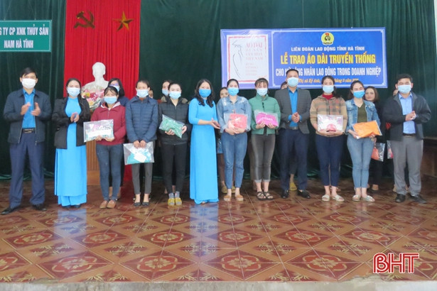 Công đoàn Hà Tĩnh trao tặng hơn 900 chiếc áo dài cho nữ công nhân lao động