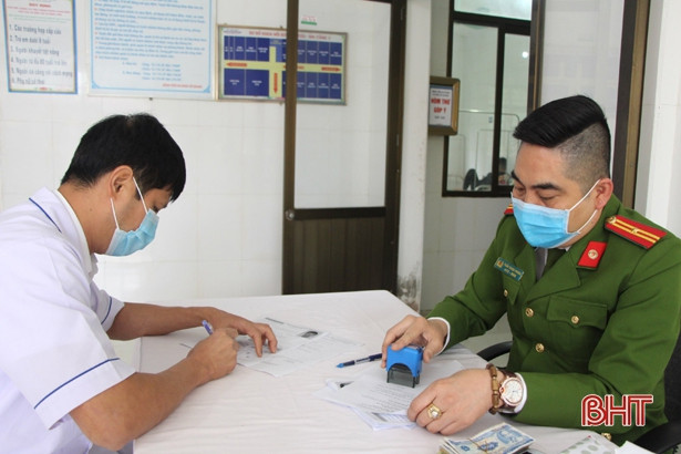 Công an Vũ Quang đến tận nơi làm việc làm thủ tục cấp thẻ căn cước công dân