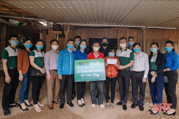 Tuổi trẻ Vietcombank Hà Tĩnh bàn giao, trao hỗ trợ xây dựng 2 nhà tình nghĩa