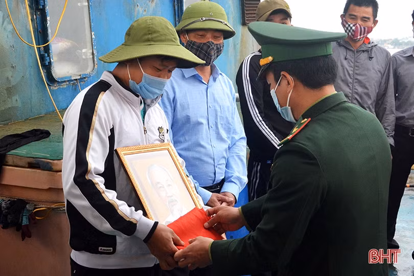 Người lính quân hàm xanh Hà Tĩnh giúp ngư dân vững vàng nơi đầu sóng