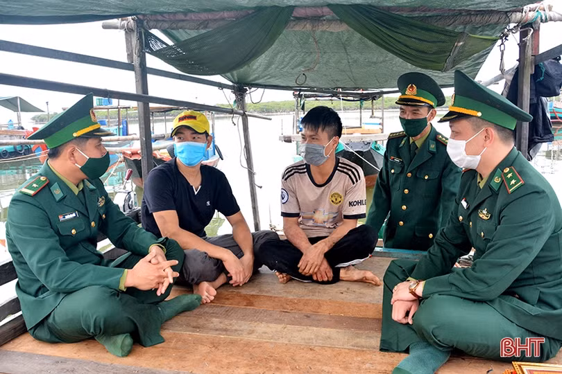 Người lính quân hàm xanh Hà Tĩnh giúp ngư dân vững vàng nơi đầu sóng