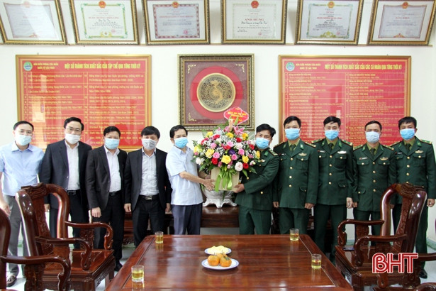 Lãnh đạo Hương Sơn chúc mừng các đồn biên phòng nhân ngày truyền thống 
