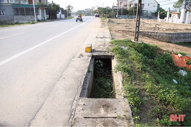 Vì sao nắp cống thoát nước hư hỏng trên tuyến ven biển Hà Tĩnh chưa được sửa chữa?