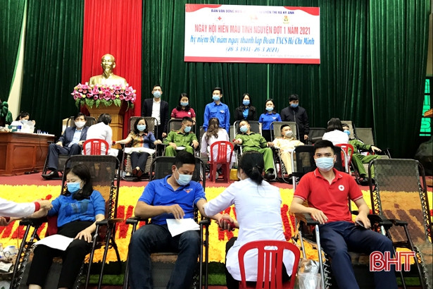Hơn 330 người tham gia Ngày hội Hiến máu tình nguyện ở TX Kỳ Anh