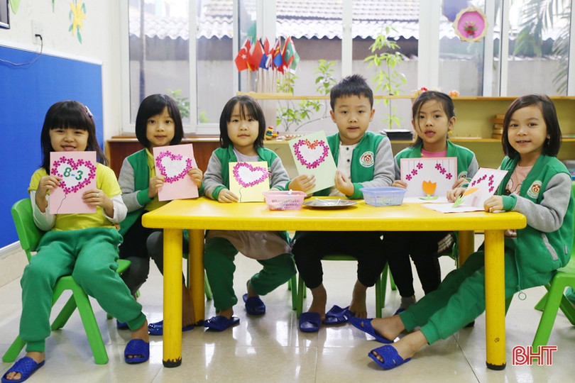 Bé mầm non Trí Đức làm thiệp, cắm hoa tặng bà, tặng mẹ và cô giáo
