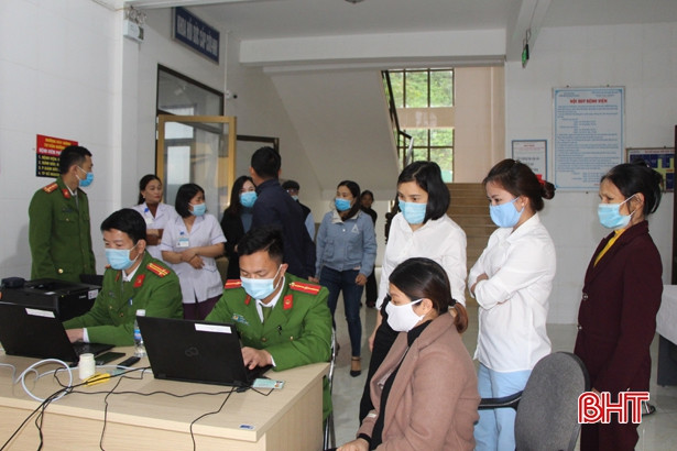 Công an Vũ Quang đến tận nơi làm việc làm thủ tục cấp thẻ căn cước công dân