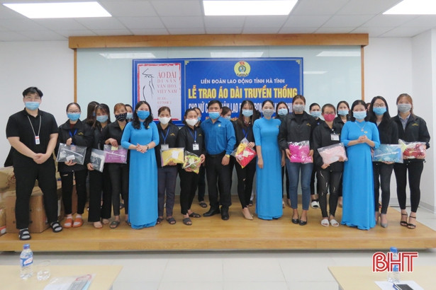 Công đoàn Hà Tĩnh trao tặng hơn 900 chiếc áo dài cho nữ công nhân lao động